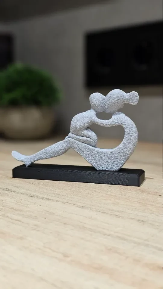 Escultura minimalista madre e hijo