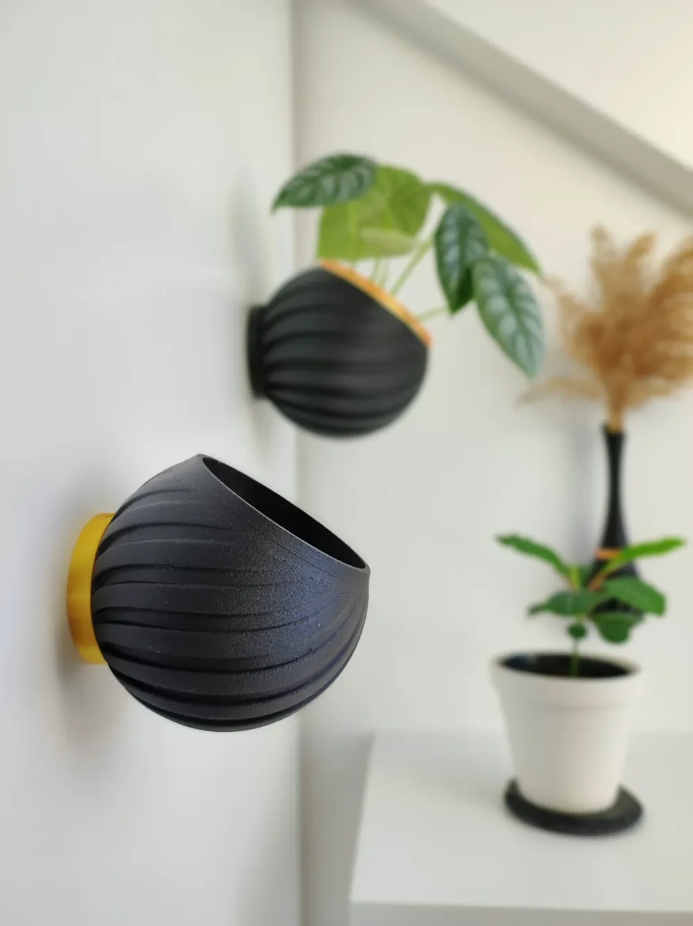 Jarrón Kadla B1s con soporte de pared